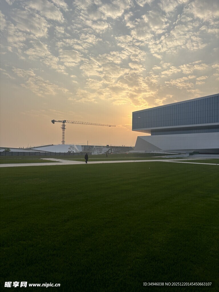 黄昏下的开阔场地与建筑