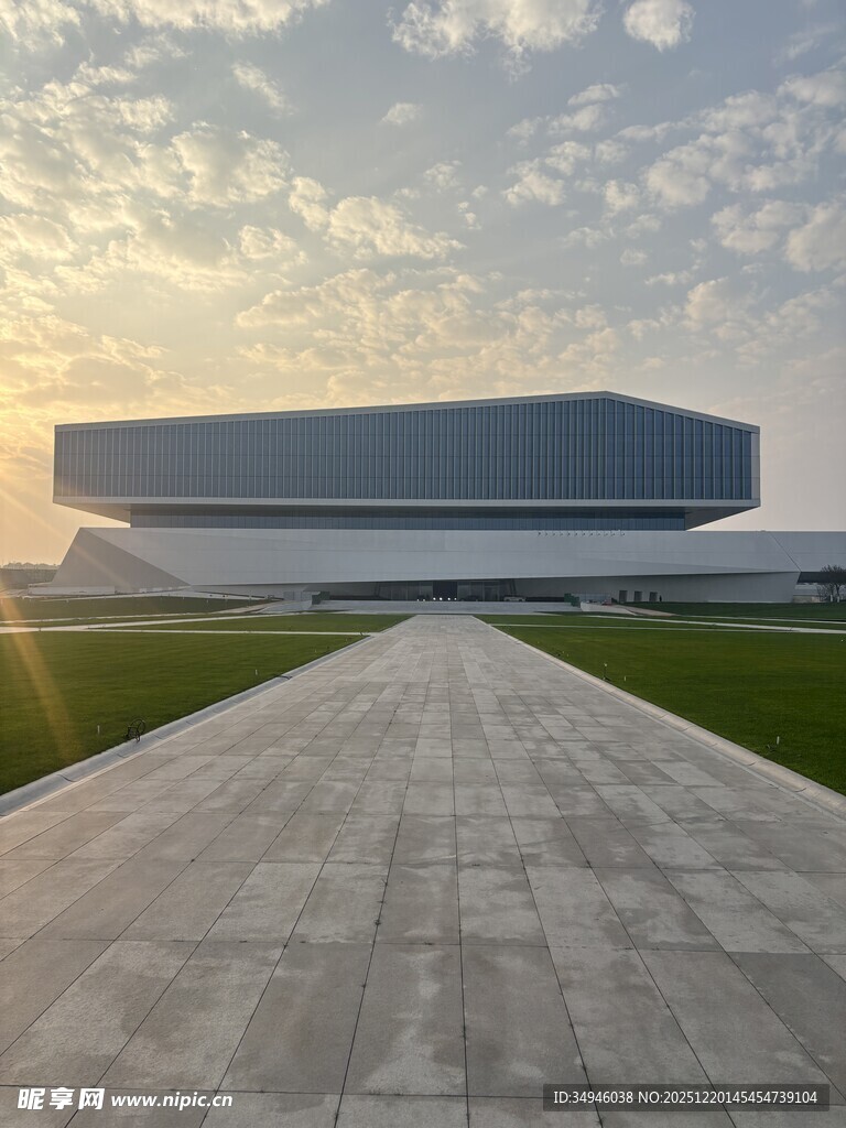 现代建筑前的开阔步道