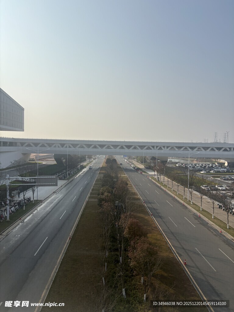 宽阔公路与周边景致