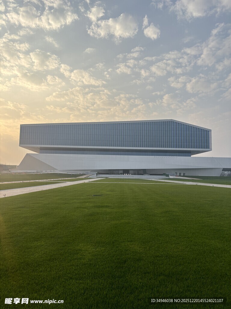 未来感建筑屹立于绿草地