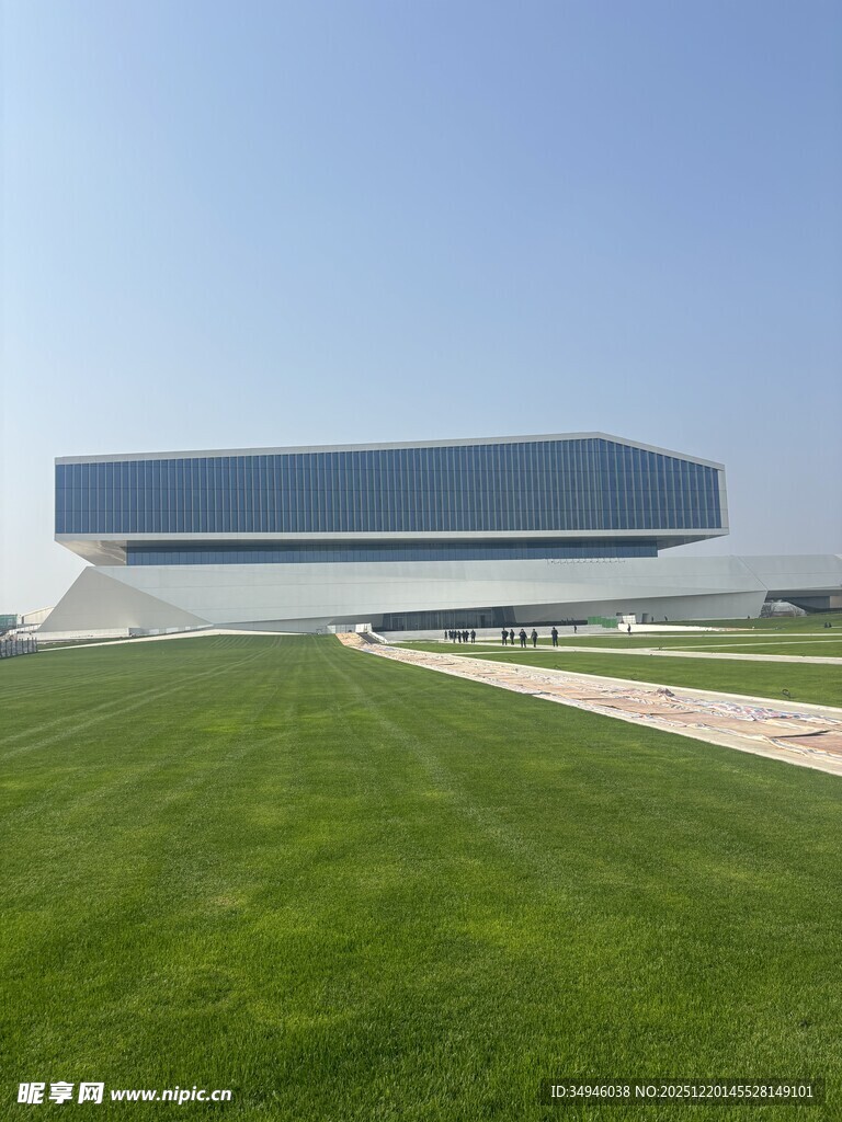 现代建筑旁的大片绿茵草地