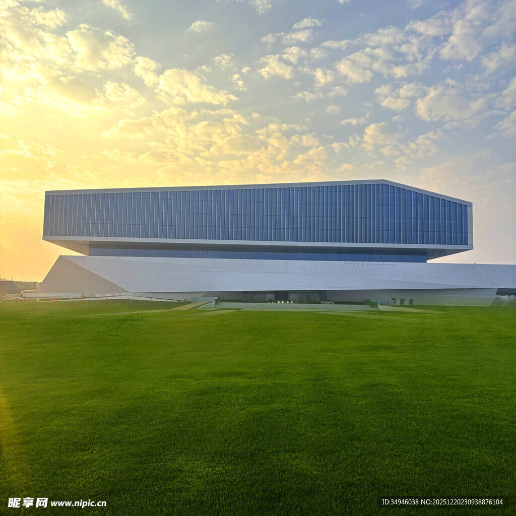 阳光下的现代建筑与绿地