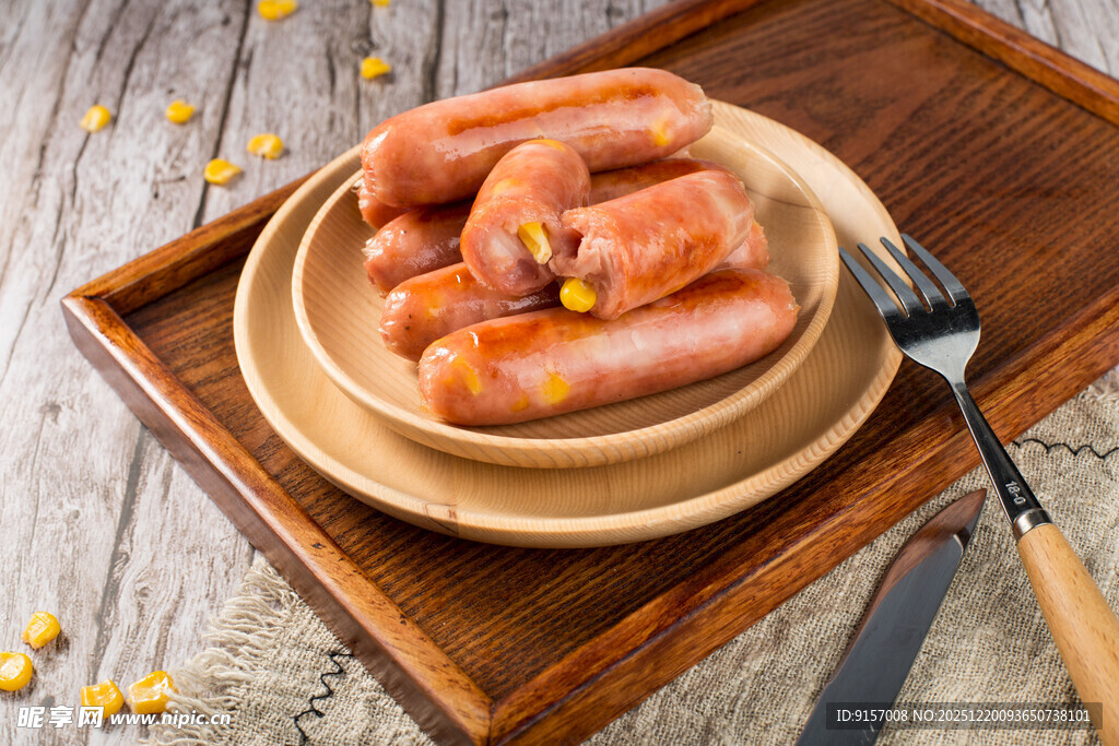 木盘上的美味香肠