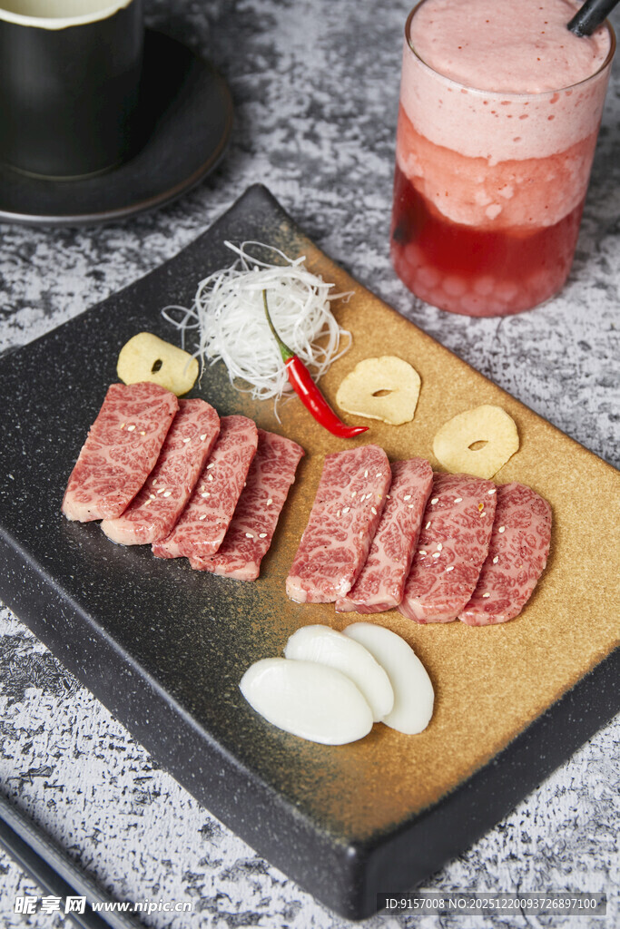 美味牛排摆盘与饮品搭配