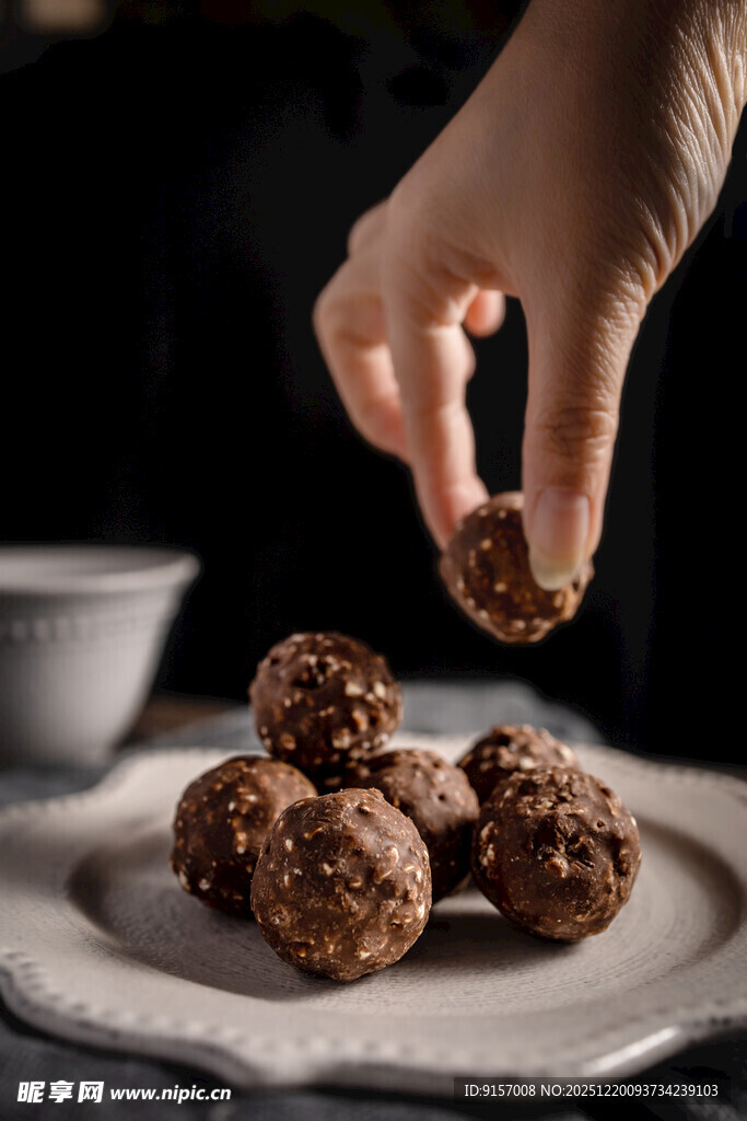 手放美味巧克力球于盘上