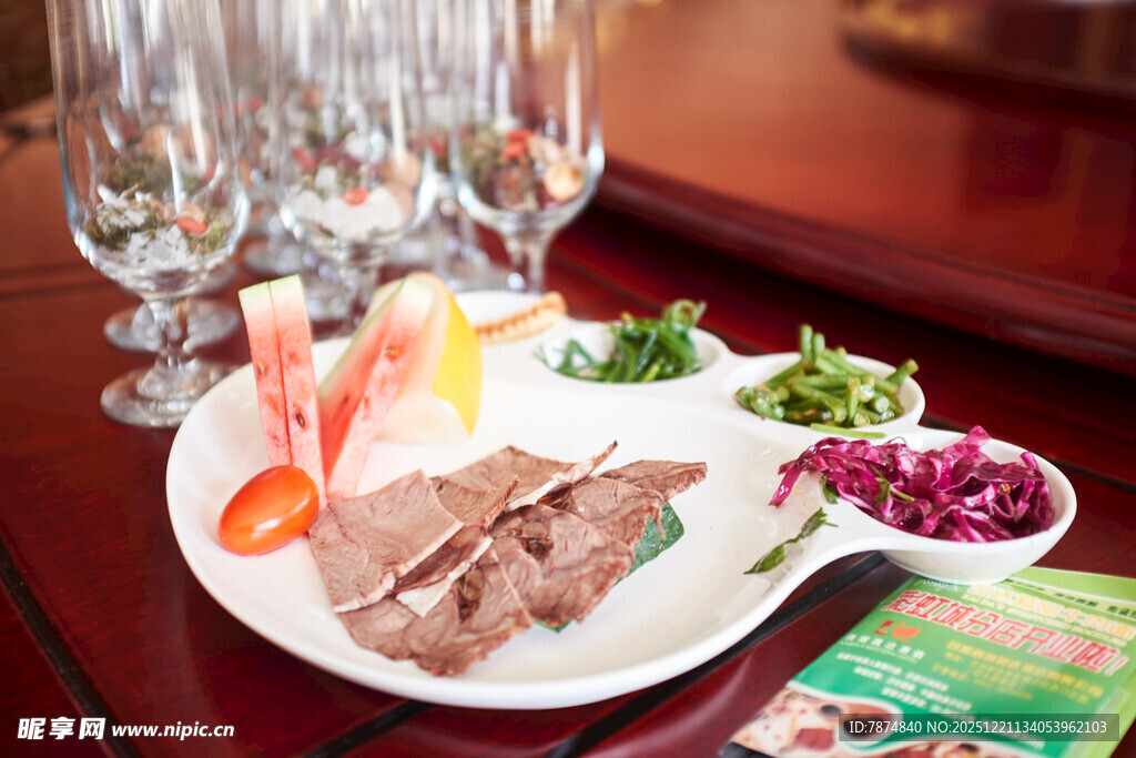 精致摆盘的美味肉类拼盘