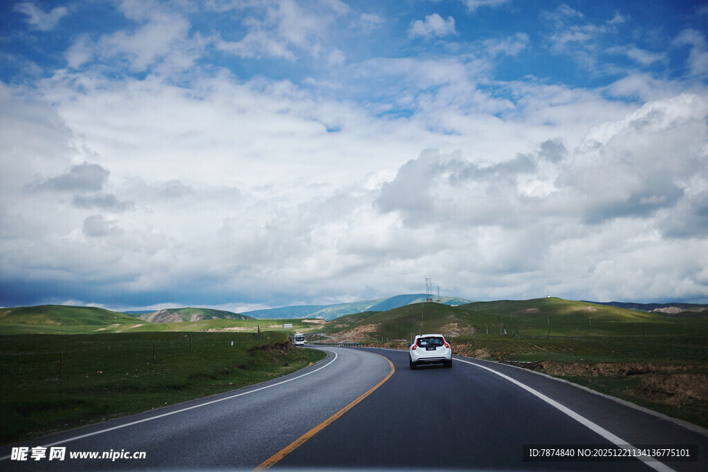 公路上行驶的汽车与美景