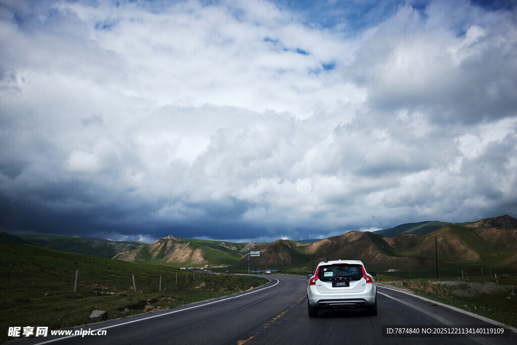 公路上行驶的白色汽车