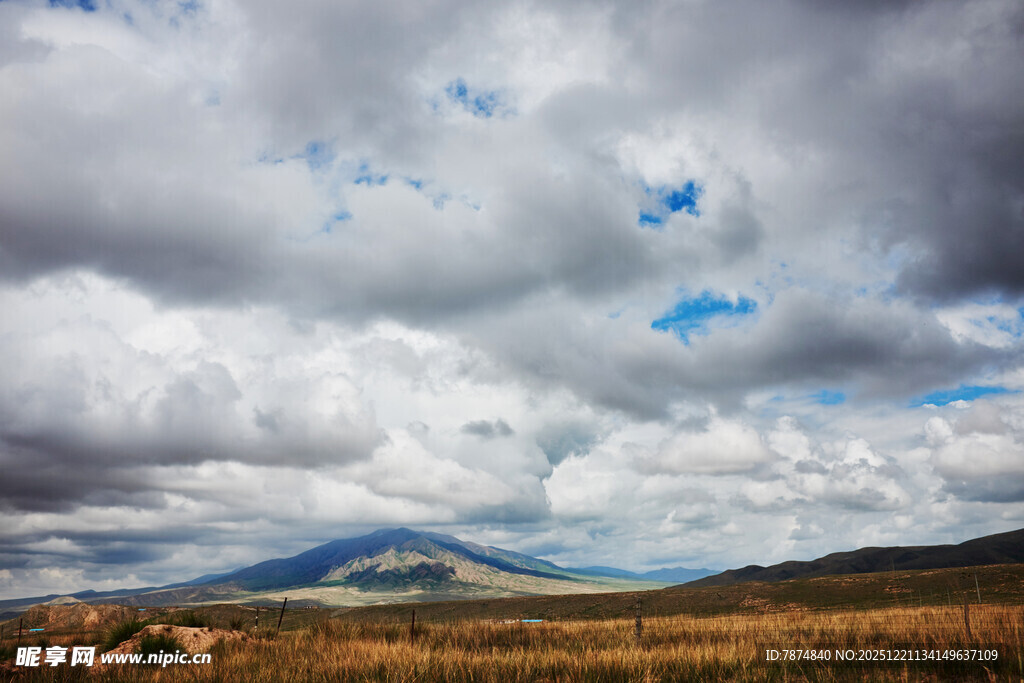 草原上的多云天空与远山