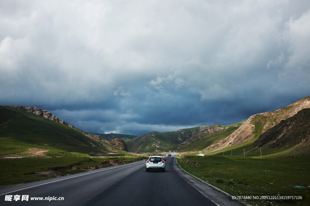 公路上行驶的车辆与壮美风景