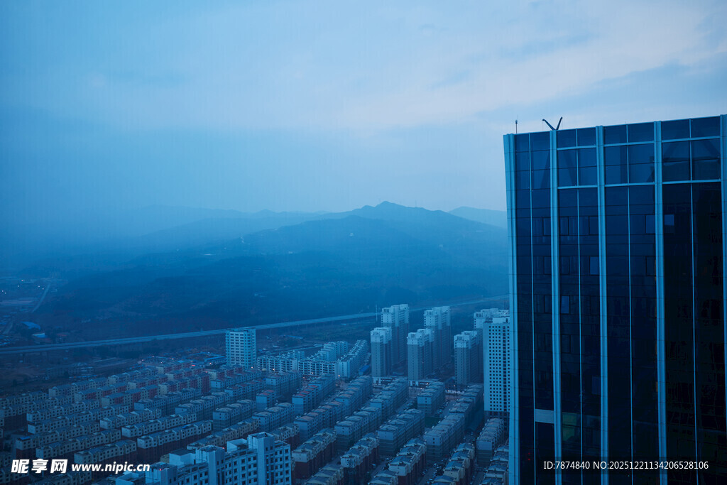 城市高楼与远山朦胧景象