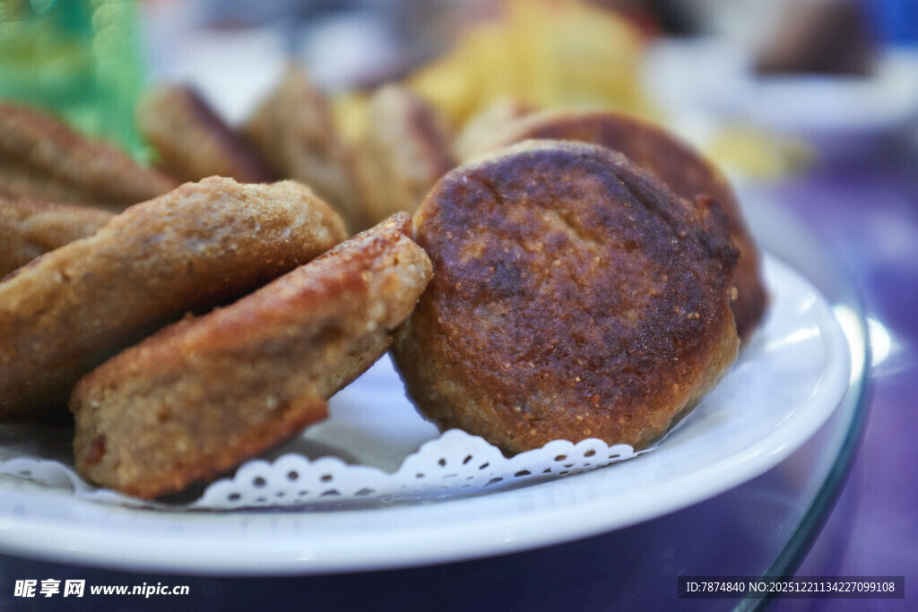 美味烤制糕点摆于盘中