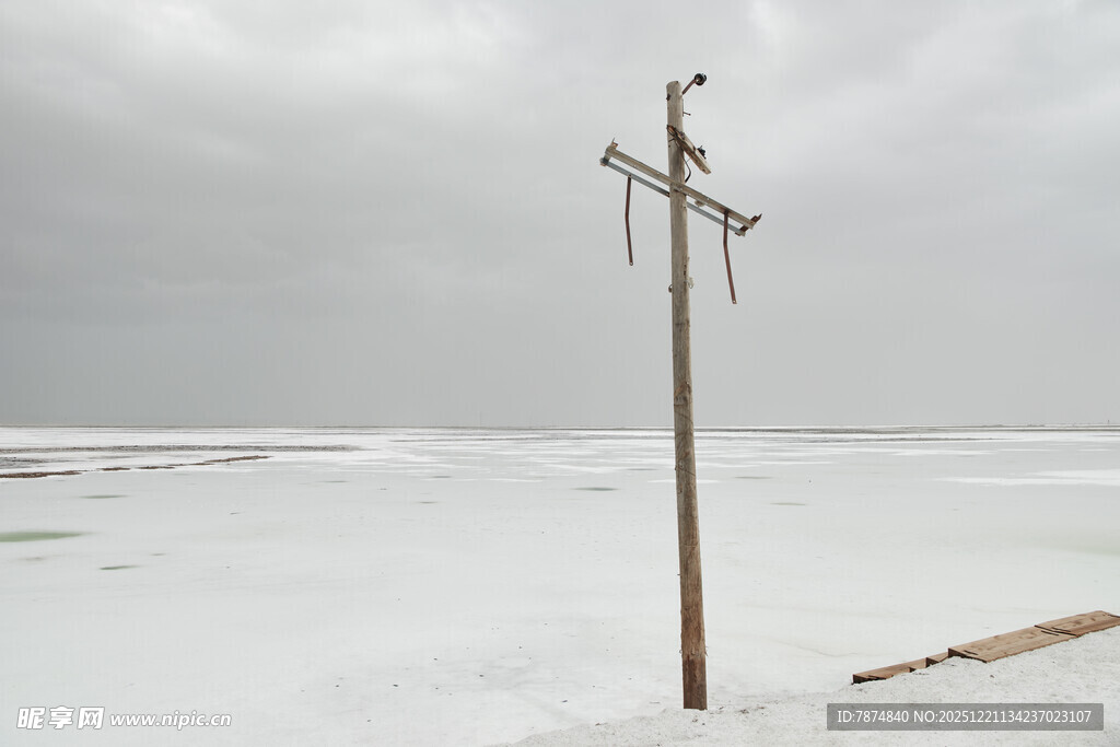 盐湖中的孤独电线杆