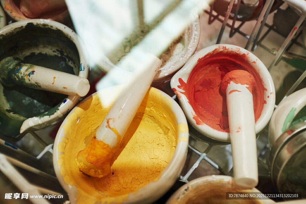 多彩颜料与画笔工具