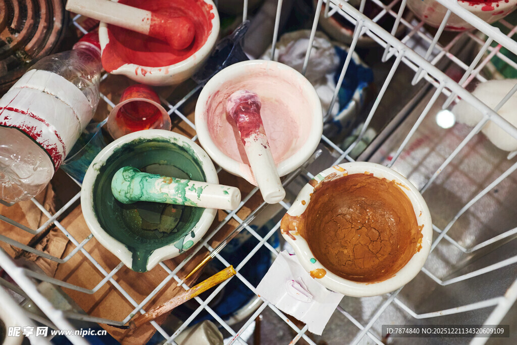 多彩颜料杯置于金属架上