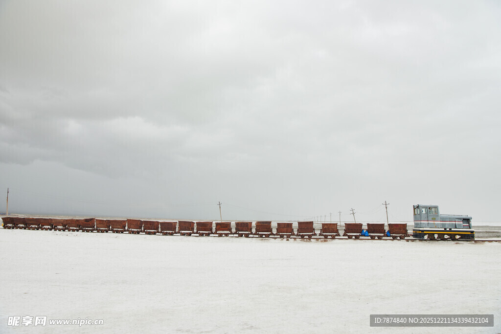 盐湖中的集装箱车队