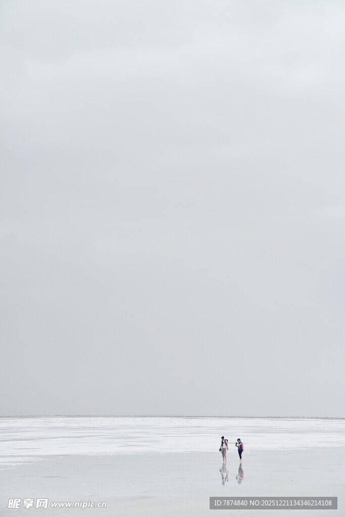 盐湖漫步的三人身影