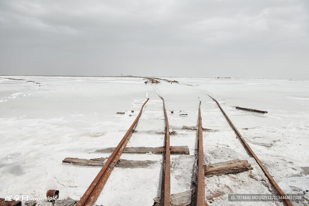 盐湖中的废弃铁轨