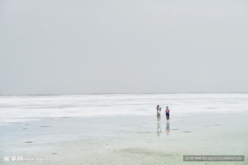 盐田漫步的两人