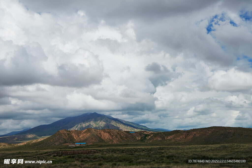 壮丽山峦与厚重云层景观
