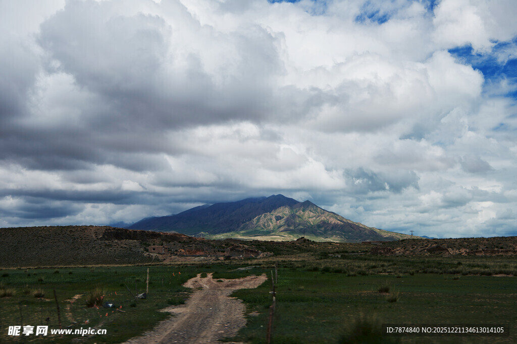 旷野中的远山与积云