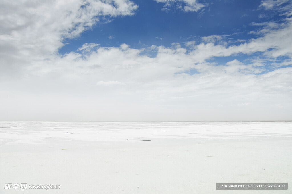 天空下的白色广阔盐田