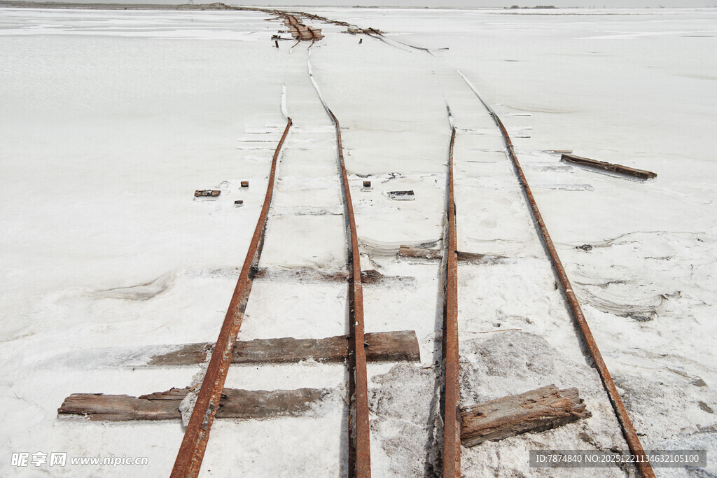 盐田上的废弃铁轨