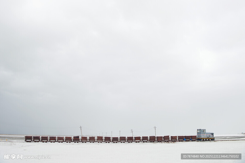 盐田上的长列车