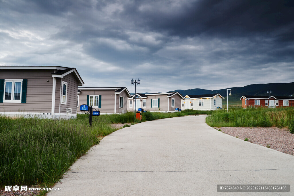 乡村小道旁的排排房屋