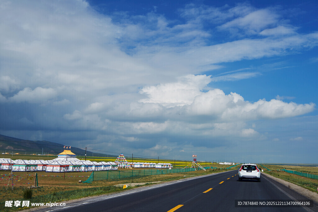 公路驰骋 蓝天白云伴美景