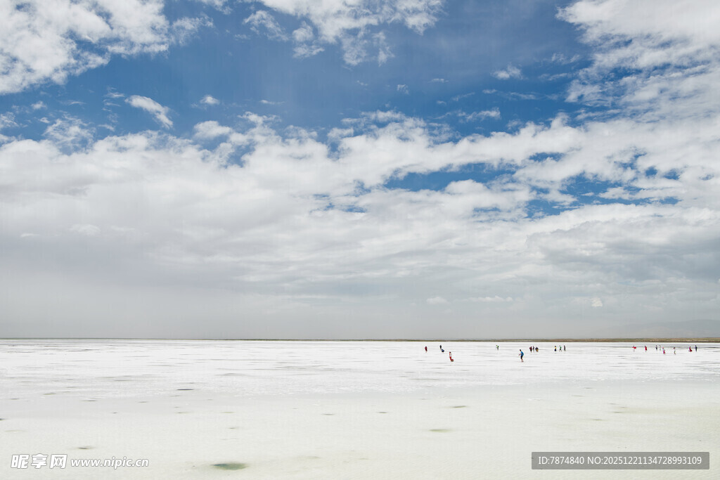 广阔盐湖 蓝天白云下美景