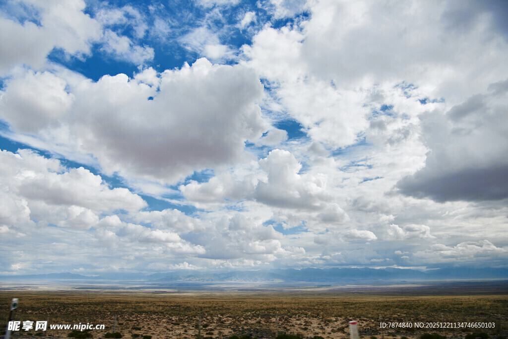 广袤天地间的蓝天白云