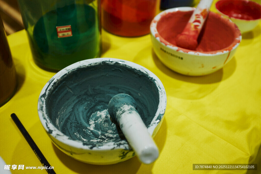 多彩颜料碗与搅拌工具
