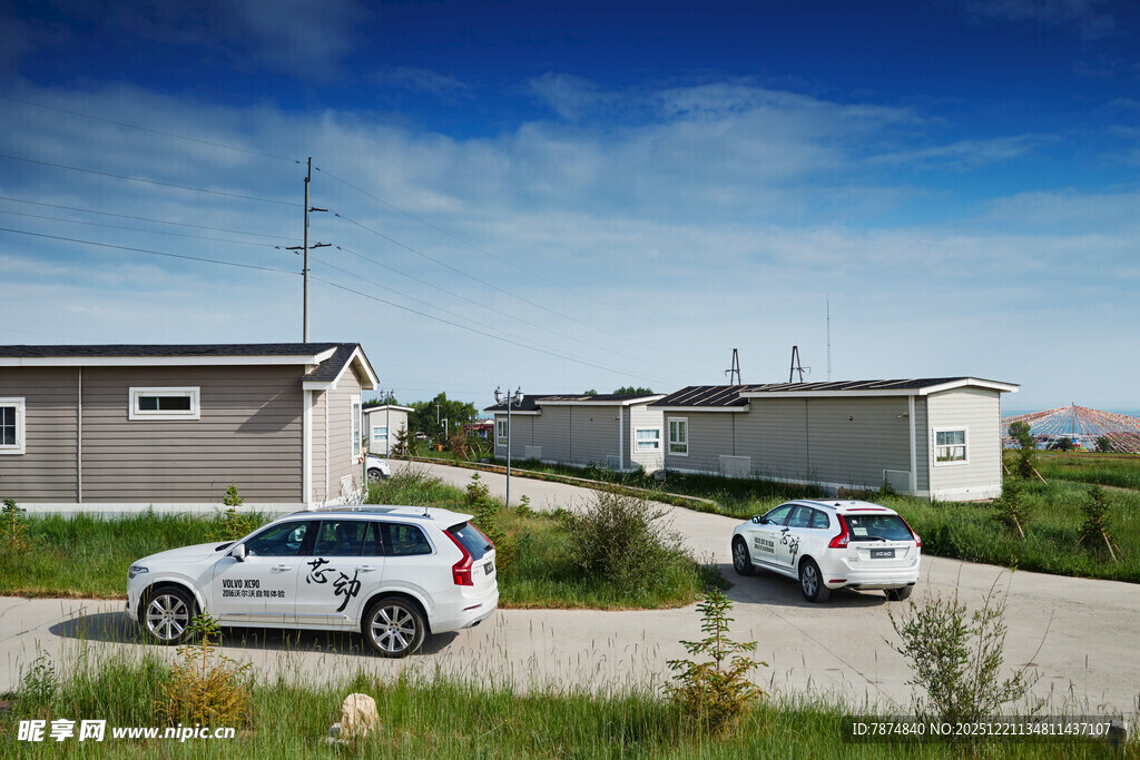 郊外停放车辆的简约房屋