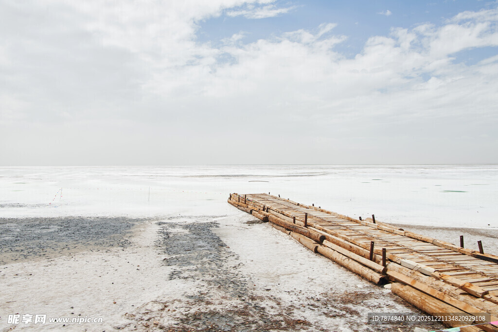 海边木栈道延伸至远方