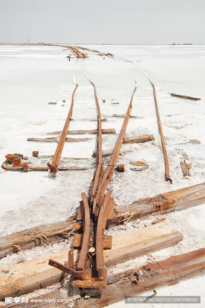 雪地上的废弃木制结构
