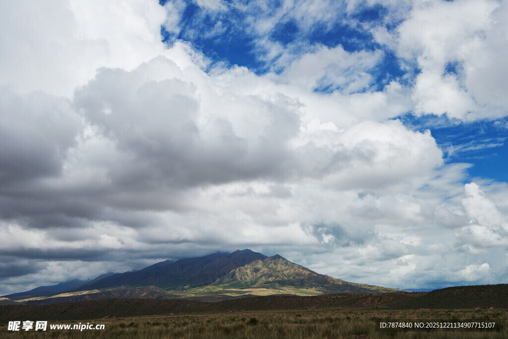 蓝天白云下的远山美景