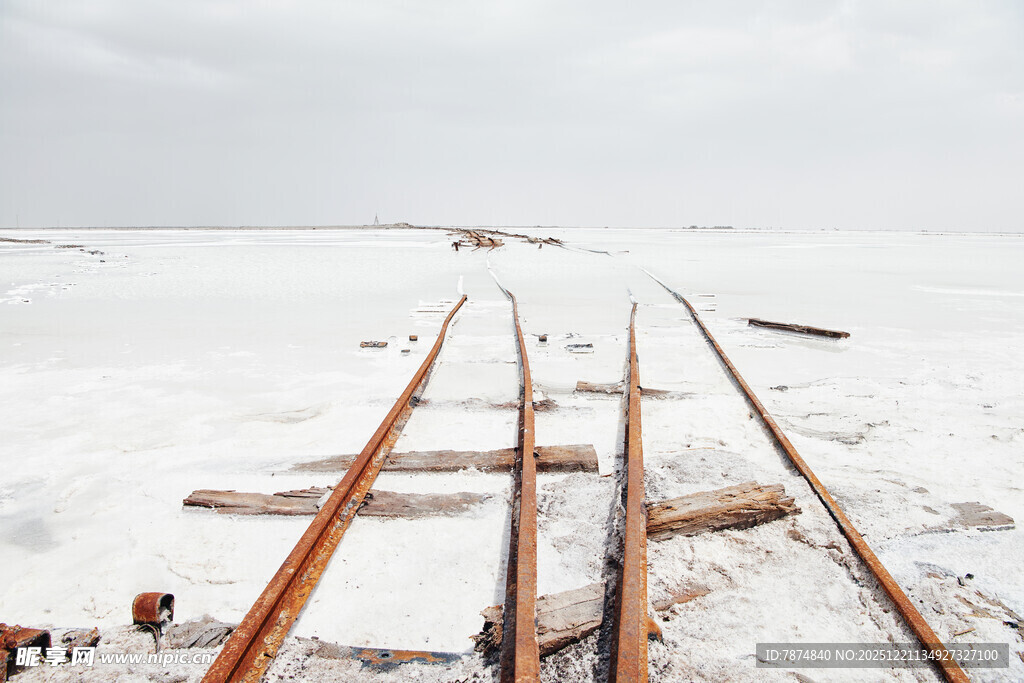 雪覆铁轨的荒凉景象