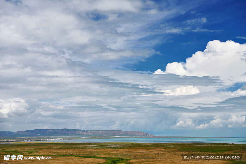 辽阔草原上的蓝天白云