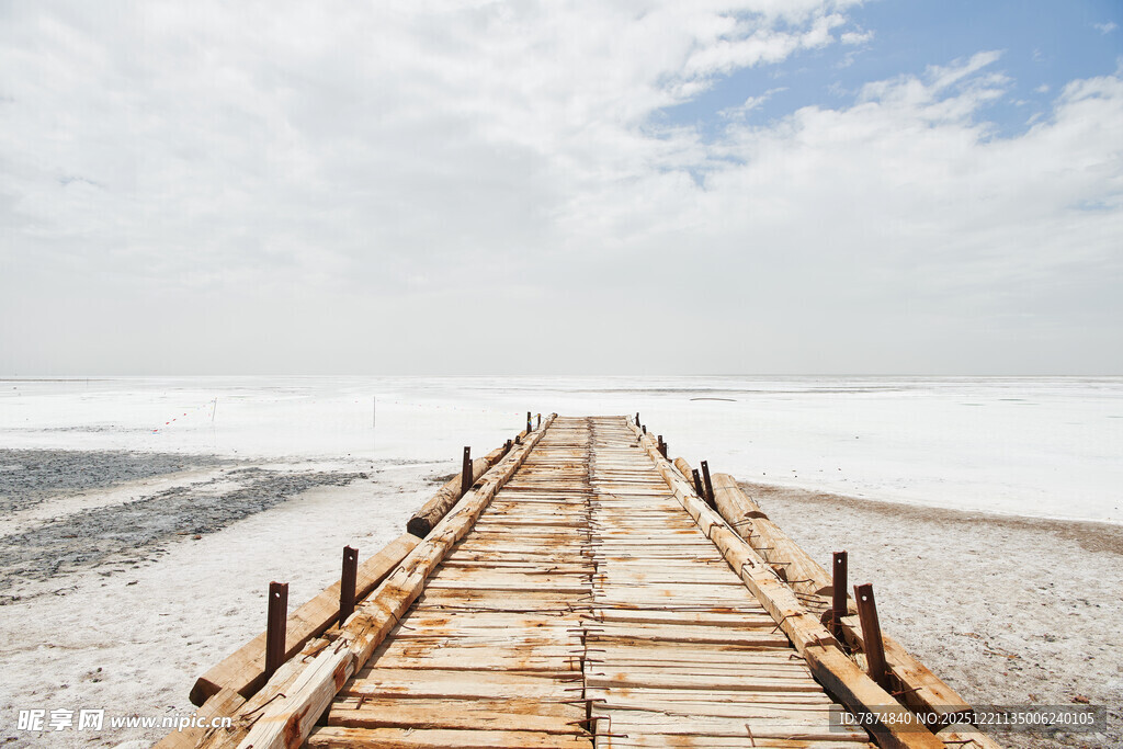 木栈道延伸至广阔盐湖