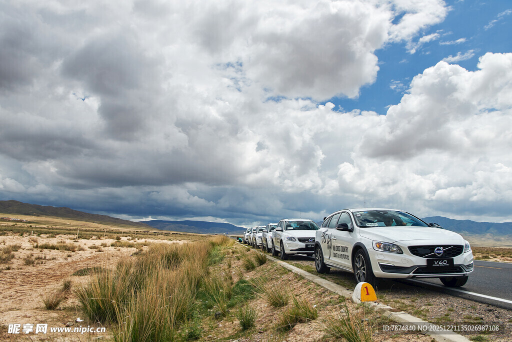 公路旁的自驾车队