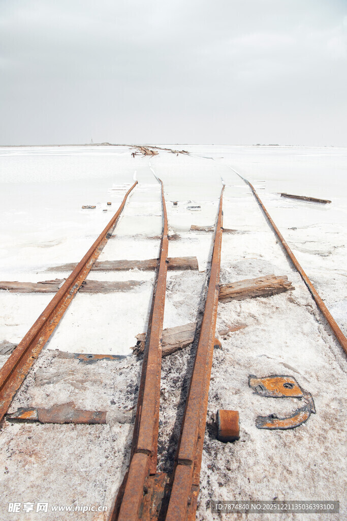 雪地上的废弃铁轨