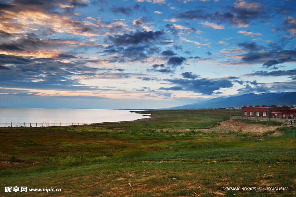 草原湖畔的壮丽天空景色