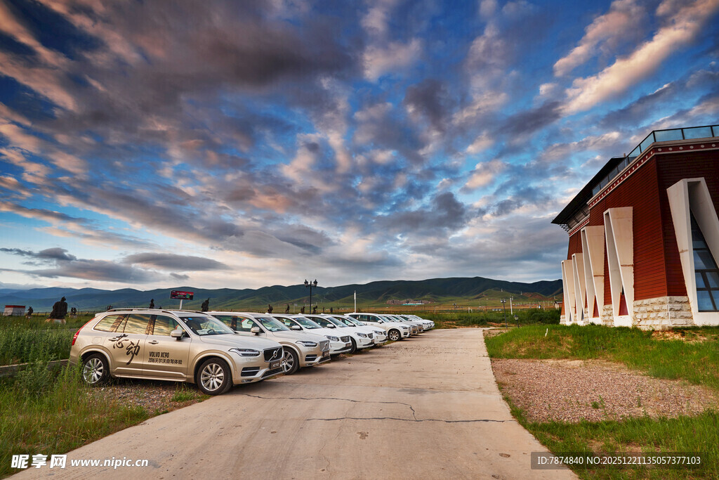 草原边的汽车与建筑景观