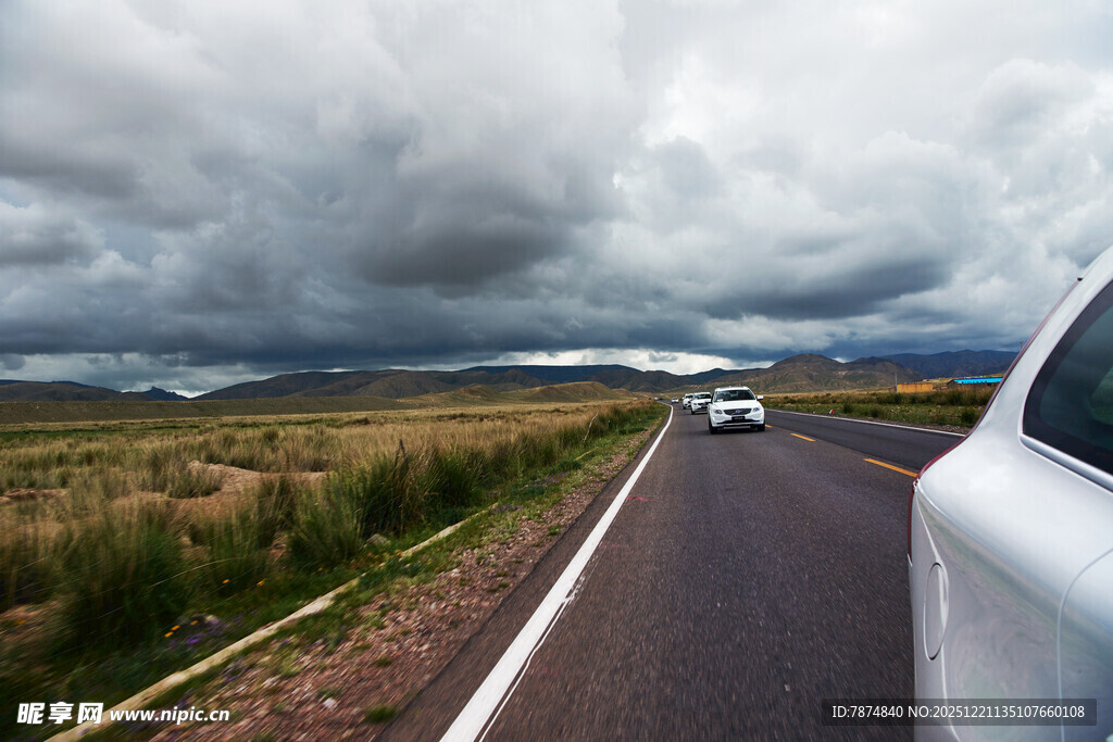 公路行车 乌云下的旷野景色
