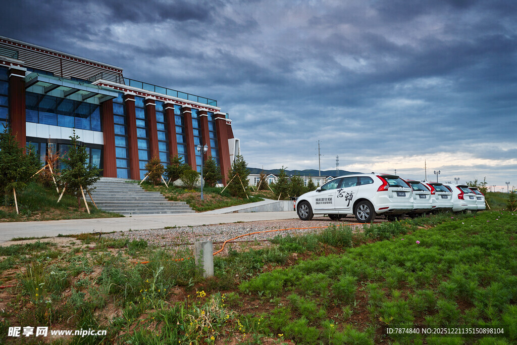 现代建筑旁的户外停车场景