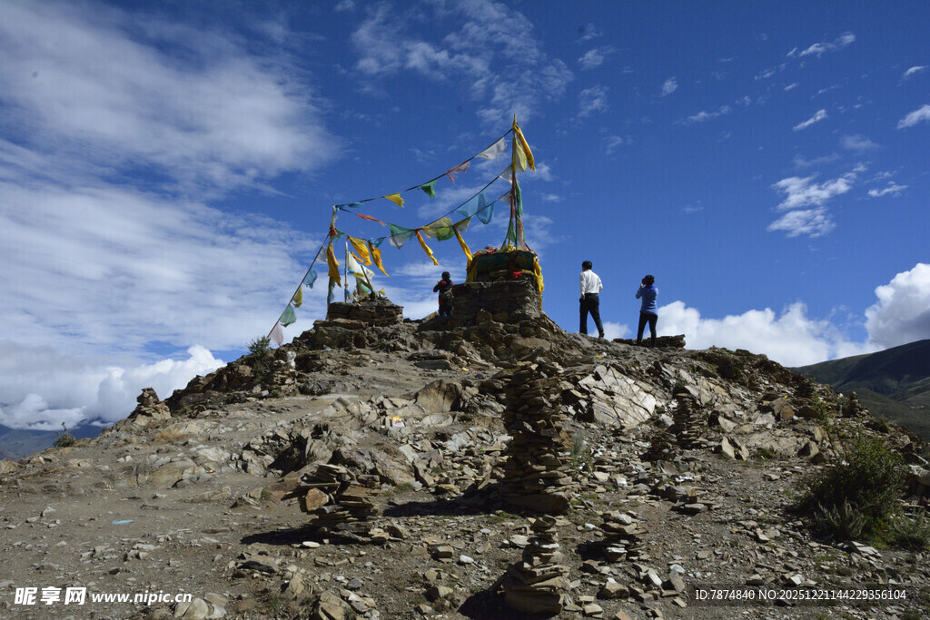 山顶经幡处的几人身影