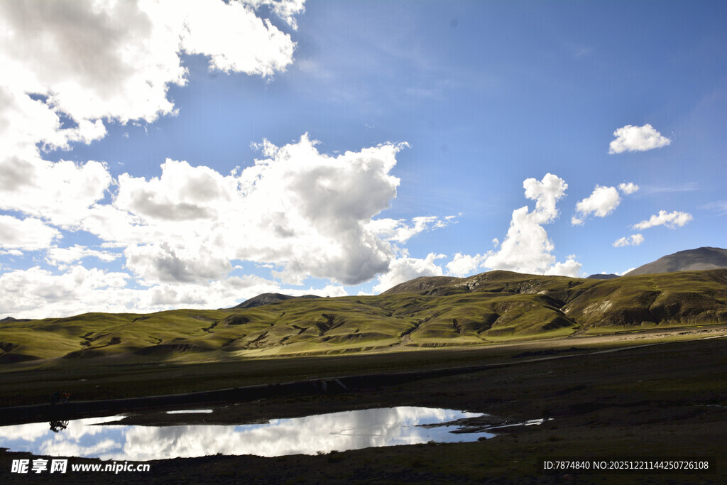 草原湖畔蓝天美景