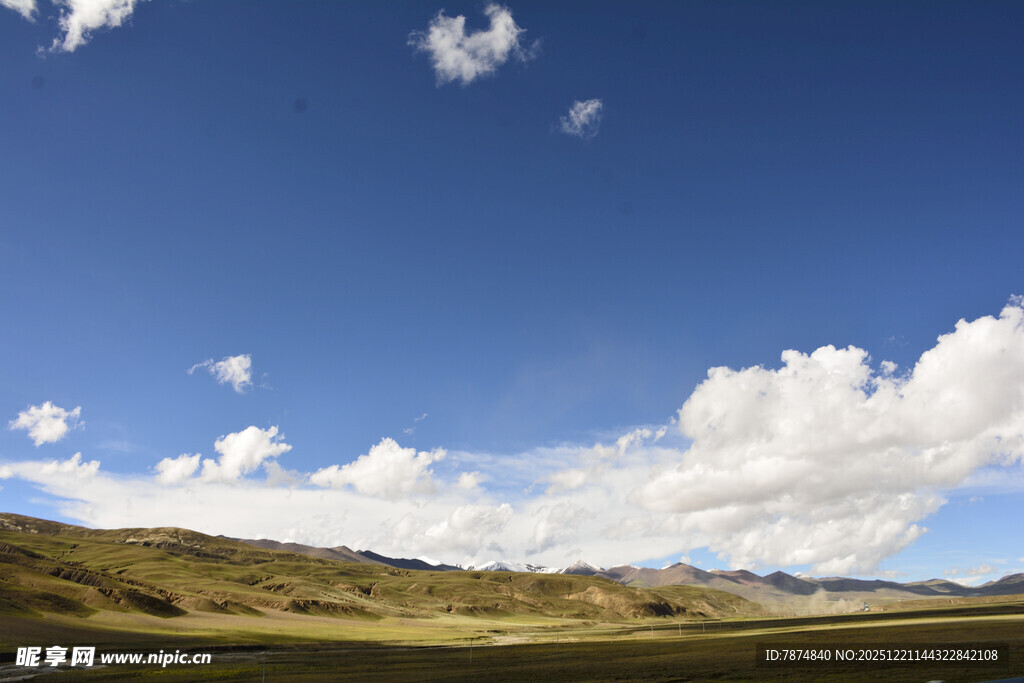 蓝天白云下的广袤原野