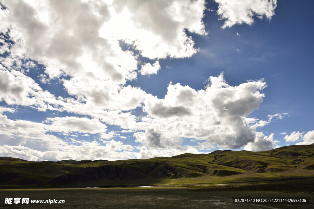 蓝天白云下的草原风光